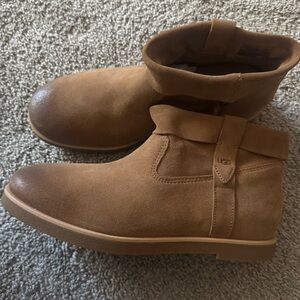 Ugg Women’s Josefene Cuff Boot Size 8.5 Chestnut